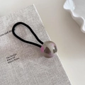 Dettaglio di una perla in resina con motivo marmorizzato grigio su elastico nero - 4# Sfera Caffè Rosa