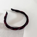 Détail d'un serre-tête tressé à carreaux rouges et noirs orné de petits strass - Style Écossais Torsadé / Marbre Rouge