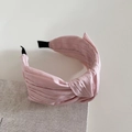 Elegante cerchietto rosa in tessuto con nodo incrociato e trama in chiffon plissettato - Rosa