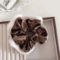 Bruine fluwelen scrunchie met witte pluche rand voor herfst- en winterkapsels - Bruin