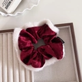 Elegante bordeauxrode fluwelen scrunchie met witte pluche rand en Blind Love-label in doos - Bordeauxrood