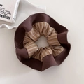 Detailweergave van gestreepte tweekleurige haarelastiek met gelaagde stof en nette stiksels - Koffie/Bruin