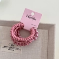 Detail von rosa elastischen Haarbändern mit Spiralstruktur auf einem Display - Rosa
