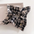 Primer plano de coletero de cuadros blanco y negro con diseño de corazón y dije dorado - Cuadrícula Negra - Estilo Bufanda