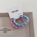 Detailopname van de roze en blauwe geribbelde haarelastiekjes op gemerkte papieren kaart - Roze Blauw Patchwork Geruit
