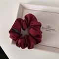 Dettaglio dell'elastico scrunchie in raso rosso scuro con etichetta Blind for Love - Rosso Base