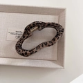 Dettaglio di un grande fermaglio per capelli leopardato con molla dorata su vassoio - Stile Nuvola (1#) / 11cm