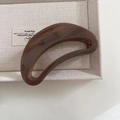 Dettaglio della grande pinza per capelli tartarugata con design in acetato liscio e scavato - 4# Tartarugato Caffè