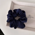 Détail d'un chouchou en satin bleu marine avec étiquette et texture de soie plissée - Bleu Marine Uni