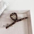 Dettaglio di una grande ed elegante molletta per capelli leopardata in vassoio beige - 1# Stile Incrociato (11cm)