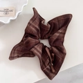 Détail d'un chouchou à carreaux marron avec ruban élégant et petit pendentif en métal - 3# Marron Marronnier-Style Foulard Carré