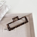 Dettaglio di un grande fermaglio per capelli rettangolare con stampa leopardata e molla metallica - 4# Stile Quadrato (9cm)