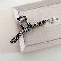 Dettaglio della molletta francese con stampa zebrata e cornice in metallo dorato - Stile Appendiabiti Motivo Zebra Nero