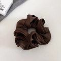 Primer plano del coletero de satén marrón oscuro con elegantes volantes y brillo suave - 2# Café Oscuro