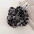 Dettaglio della consistenza in pelliccia sintetica dell'elastico scrunchie maculato - Elastico per capelli / Grigio