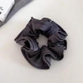 Primer plano del coletero de satén gris carbón con textura sedosa y brillo suave y elegante - Gris Oscuro
