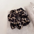 Detalle de coletero de terciopelo con estampado de leopardo sobre libro con luz cálida - 3# Estampado Leopardo Claro Scrunchie