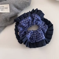 Blau kariertes Haargummi mit dunkelblauen Faltenlagen für elegante Frisuren im Retro Stil - Blau Kariert Plissee Haargummi