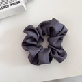 Detalle de un elegante coletero de satén gris oscuro con textura de seda brillante - Morado