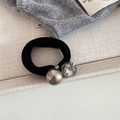 Détail d'un élastique à cheveux noir avec perle argentée et pierre précieuse grise facettée - Perle Champagne Carré Strass