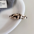 Detail van ovale acetaat haarklem met schildpadtextuur en handgemaakt kwaliteitsmerk - Wit en Koffie Patroon (2#)