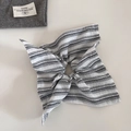 Détail du chouchou en tissu à rayures noires et blanches avec design carré élégant - Blanc