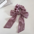 Detailansicht Haargummi aus Satin mit Schleife und langen Bändern in Altrosa - Rosa