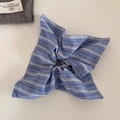 Vue détaillée du chouchou en tissu à rayures bleues et blanches avec texture lin - Bleu