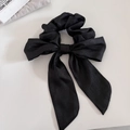 Detail eines eleganten schwarzen Satin-Haargummis mit Schleife und feinem Glanz - 4# Schwarz