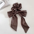 Dettaglio dello scrunchie in raso marrone scuro con fiocco grande e trama luccicante - 5# Caffè