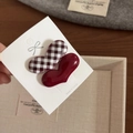 Detail van hartvormige haarclips in rood en zwart-wit geblokt schaakbordpatroon - Hart Stijl / Rood Geblokt