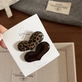 Bruine luipaardprint en chocoladebruine hartvormige haarspeldjes set op displaykaart - Hart Stijl