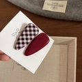 Detail van rode ruitjes en wijnrode haarspelden met diverse winteraccessoires - Waterdruppel Stijl / Rood Geblokt