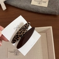 Dettaglio di fermagli per capelli con stampa leopardata e marrone scuro su cartoncino - Stile Ovale Lungo