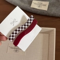 Detailweergave van retro rode en geruite golfhaarclips op een witte kaart met strik - Golfstijl / Rood Geblokt