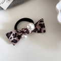 Vista dettagliata dell'elastico per capelli con fiocco leopardato e perle bianche - Stile Stampa Leopardata Chiara (JH-0487)