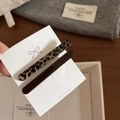 Dettaglio del set di fermagli per capelli con stampa leopardata e marrone lucido - Stile a Barra