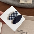 Detailopname van de marineblauwe en geruite haarspeldjes op een witte productkaart - 1# Marine Ruit Ovaal