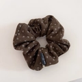 Detail eines dunkelblauen Blumen-Scrunchies mit Slogan-Tag und rundem Metallanhänger - Kaffee Floral (Haargummi)