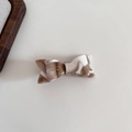 Detalle de la pinza para el pelo de acetato jaspeado café con leche hecha a mano - Lazo de Doble Capa