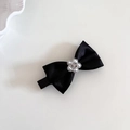 Dettaglio del fermaglio a fiocco in raso nero con fiore di perle e clip a becco d'anatra - Fermaglio Fiocco Fiore / Nero
