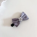 Dettaglio del fermaglio a fiocco in raso argento con fiore di perle e clip a becco d'anatra - Fermaglio Fiocco Fiore / Grigio