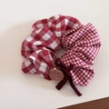 Roter Karo-Haargummi mit Spitzenborte, rosa Smiley-Anhänger und Schleifen-Accessoire - Smiley Schleife Haargummi