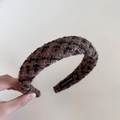 Detaillierte Nahaufnahme des handgefertigten Tweed-Haarreifs mit brauner Textur und Futter - Braun