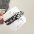 Grijze stoffen haarclip met zilveren ketting, zirkoon en een hartvormige hanger - Vierkante Strik Haarspeld