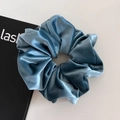 Dettaglio dell'elastico in velluto blu scuro con trama morbida e design a pieghe - Grande / Blu