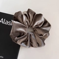 Dettaglio di un grande elastico per capelli in velluto marrone con pieghe morbide - Grande / Marrone