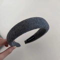 Detalle de diadema de fieltro de lana gris grueso con etiqueta tejida Hand Made - gris oscuro