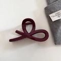 Makroaufnahme einer großen burgunderroten Haarklammer mit glänzendem Spiegel-Finish - 13.5cm / Ancorra Rot