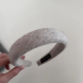 Primer plano de diadema de lana gris gruesa que muestra el tejido y detalle suave - Albaricoque Avena